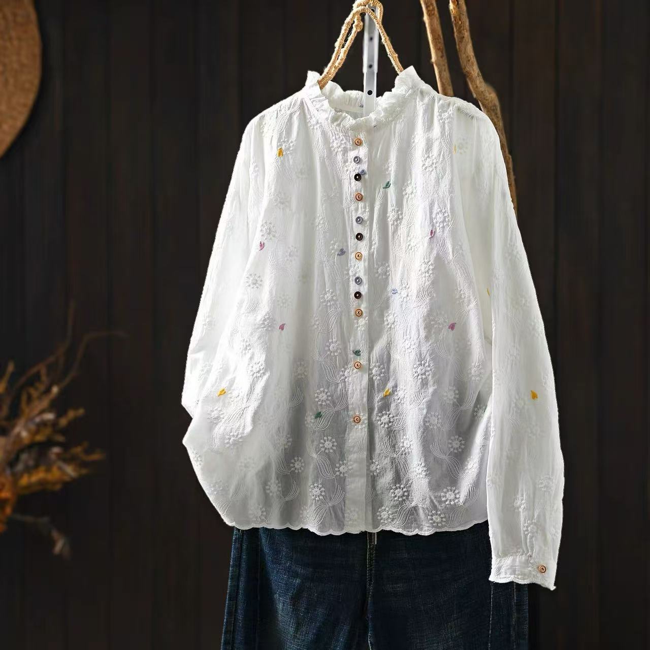 Embroidery Eyelet - Kadınlar için fırfırlı dik yaka bluz,